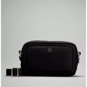 LULULEMON | ✨NWOT✨ Crossbody Camera Bag in Black/Silver
